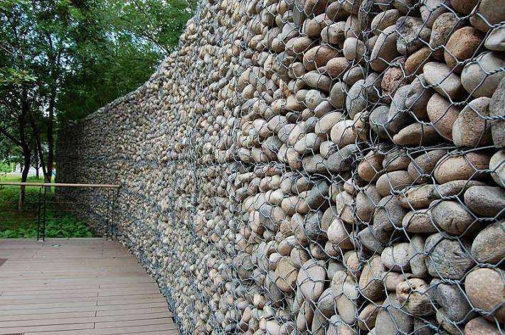 铁丝网石头墙